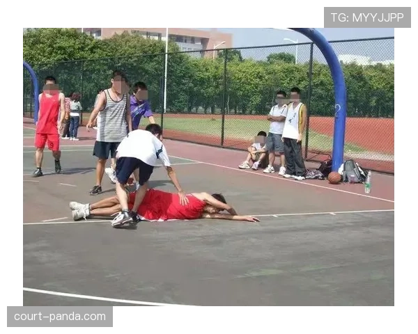 带球撞人到底是违例还是犯规？篮球规则解析